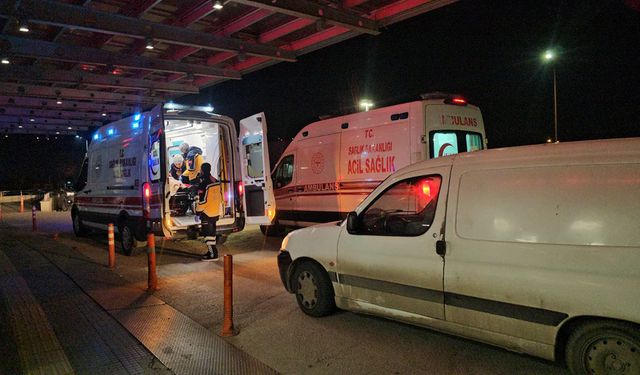 Çorum'da trafik kazası: Park halindeki araca çarpan otomobildeki 2 kişi yaralandı
