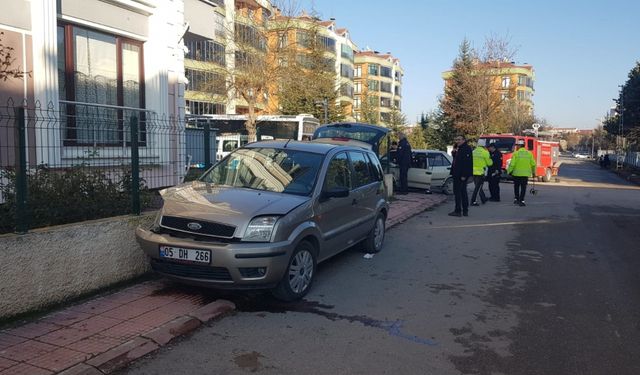 Amasya'da iki otomobilin çarpıştığı kazada sürücüler yaralandı
