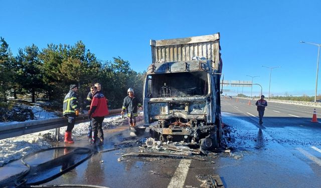 Anadolu Otoyolu'nda gıda yüklü kamyonda çıkan yangın söndürüldü