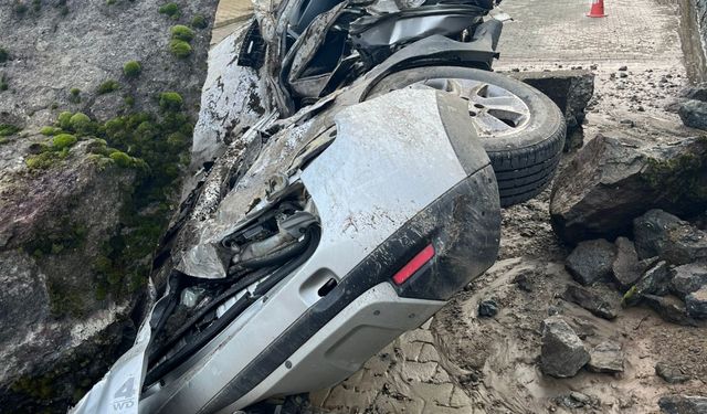 Artvin'deki heyelanda park halindeki araç zarar gördü