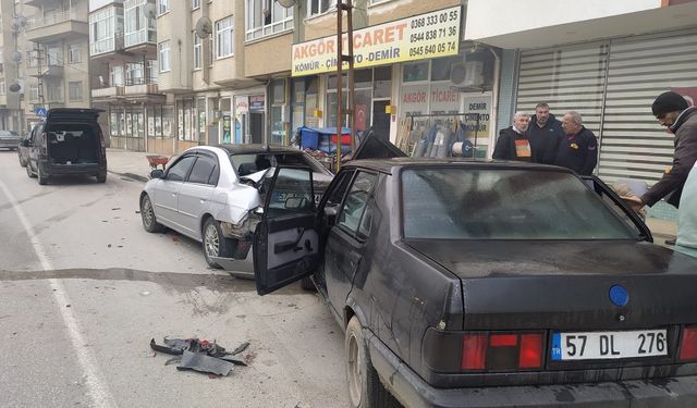 Boyabat'ta park halindeki araçlara çarpan otomobildeki 2 kişi yaralandı