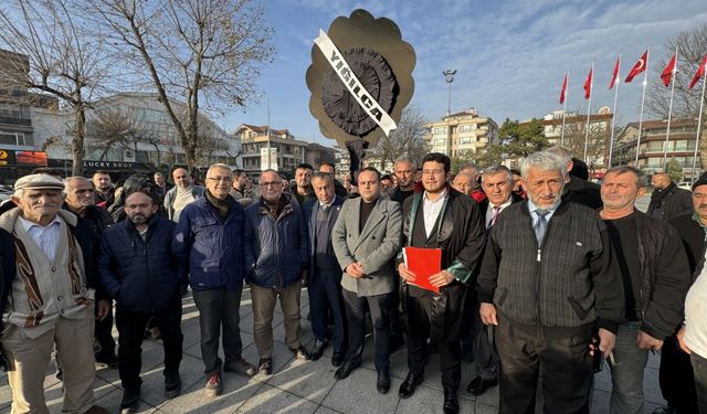 CHP Düzce Milletvekili Talih Özcan'ın açıklamalarına siyah çelenkli protesto