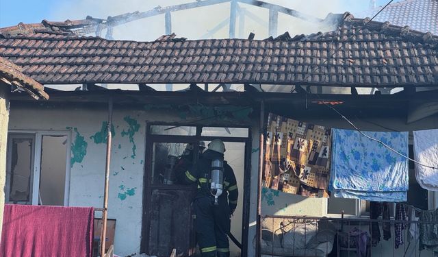Düzce'de yangın çıkan evdeki yaşlı kadın kurtarıldı