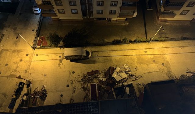 GÜNCELLEME - Rize'de şiddetli rüzgar nedeniyle çatılar uçtu, evlerde ve araçlarda hasar oluştu