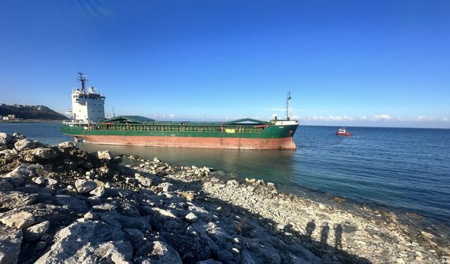 İnebolu'da karaya oturan gemiyi kurtarma çalışmaları sürüyor