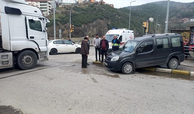 Karabük'te tırla çarpışan hafif ticari araçtaki 2 kişi yaralandı