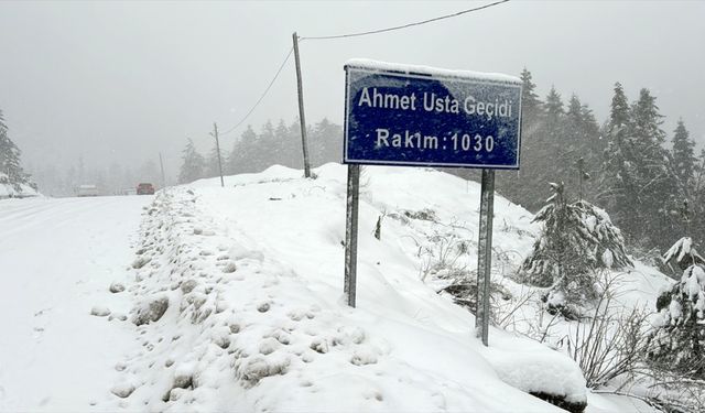 Karabük'ün yüksek kesimlerinde kar, kent merkezinde sağanak etkili oldu