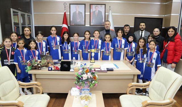Ortaokul hentbol takımı oyuncularından 19 Mayıs Belediye Başkanı Topaloğlu'na ziyaret
