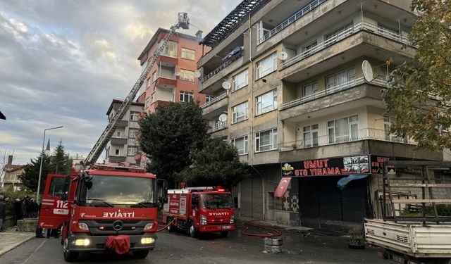 Rize'de beş katlı binanın çatısında çıkan yangın hasara yol açtı