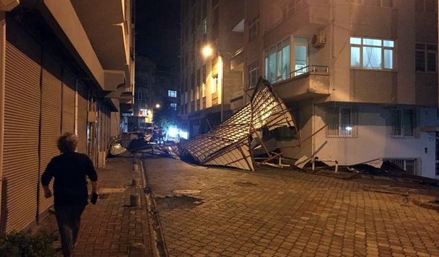 Samsun'da şiddetli rüzgar nedeniyle bazı evlerin çatıları ve araçlar zarar gördü