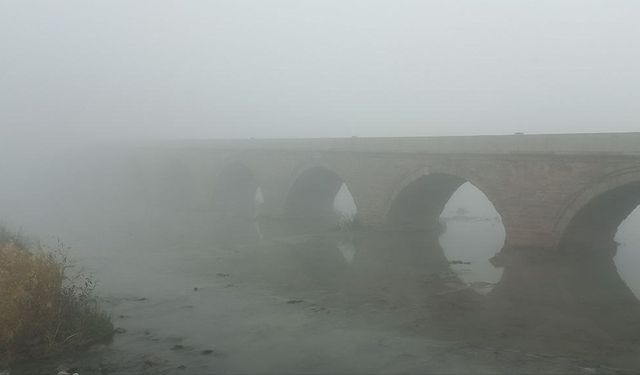 Osmancık'ta yoğu sis: Tarihi Koyunbaba Köprüsü ve kale gözden kayboldu!