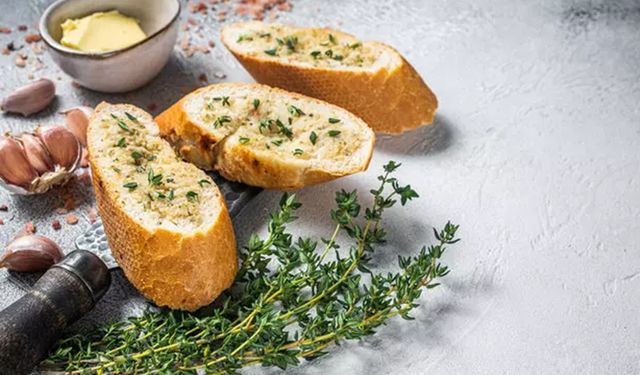 Bu lezzete bayılacaksınız: Airfryer sarımsaklı ekmek tarifi