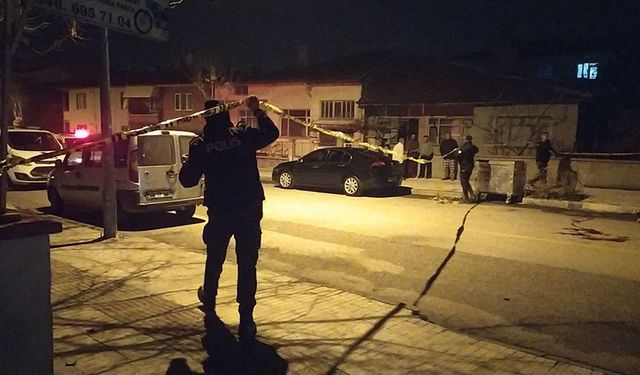 Çorum'da sokak ortasında silahlı kavga: Caddede tartıştığı husumetlisini tabanca ile vurdu