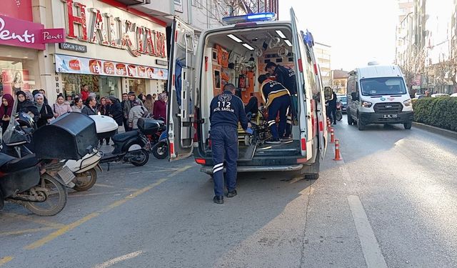 Gazi Caddesi'nde korkutan kaza: Motosiklet ve otomobil çarpıştı!