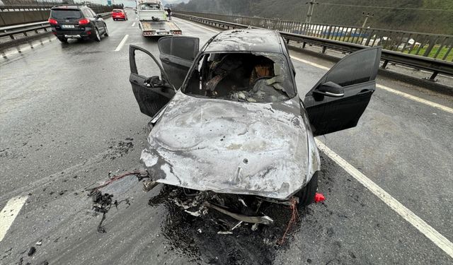 Anadolu Otoyolu'nda kaza yapan otomobil yandı