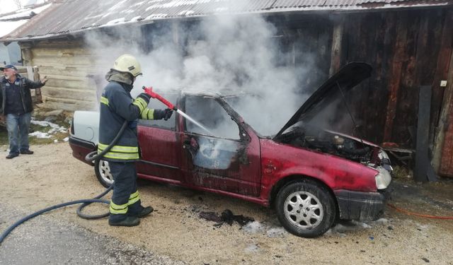 Bolu'da park halindeki otomobil yandı