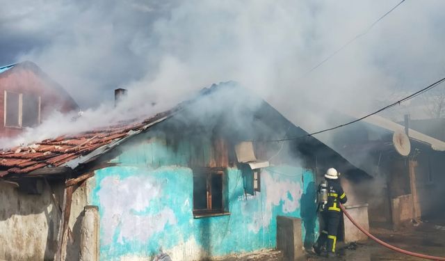 Bolu'da tek katlı ev yangında hasar gördü