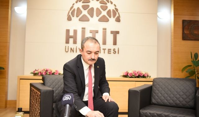 Hitit Üniversitesi Rektörü Öztürk, AA'nın "Yılın Kareleri" oylamasına katıldı