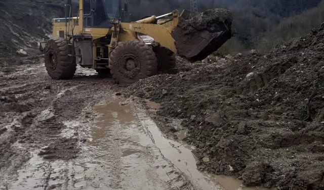 Kastamonu'da toprak kayması nedeniyle kapanan yol ulaşıma açıldı