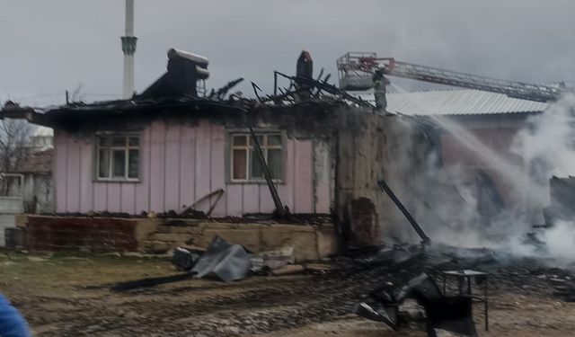 Ladik'te samanlık yangınında 2500 balya saman zarar gördü