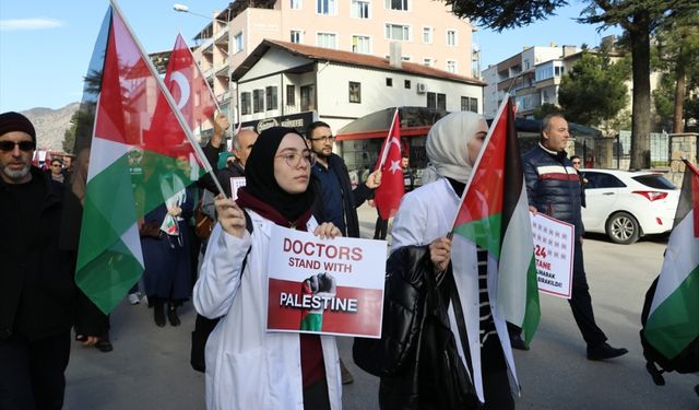 Samsun ve Amasya'da sağlık çalışanları Gazze'ye destek için "sessiz yürüyüş" yaptı