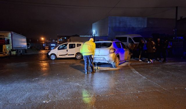 Samsun'da hafif ticari araçlar çarpıştı, 2 kişi yaralandı