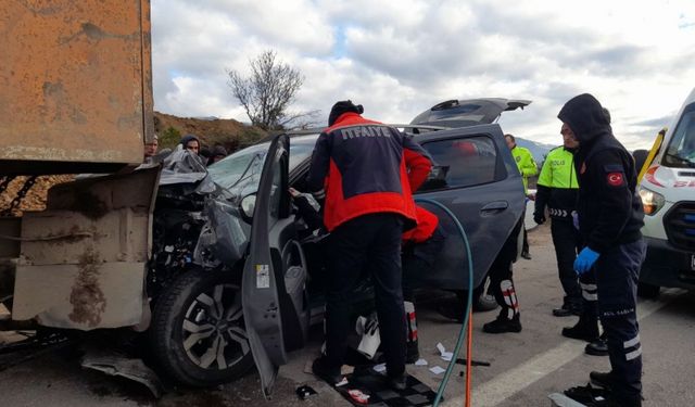Tokat'ta kaza yapan araçta sıkışan yaralı sürücüyü itfaiye kurtardı