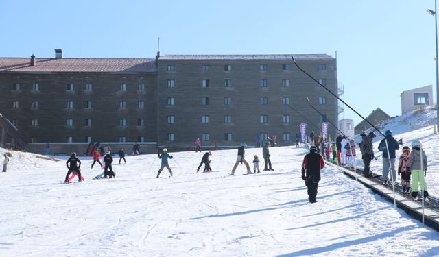 Yeni yıla Kartalkaya'da giren tatilciler, 2024'ün ilk gününü kayak keyfiyle geçirdi