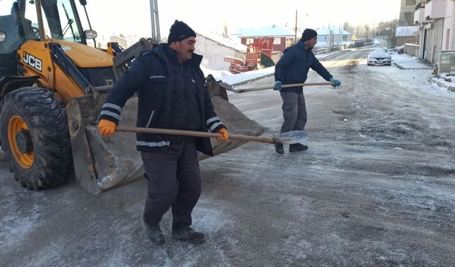 Yeşilyurt Belediyesi buzlanan yollarda tuzlama çalışması yaptı