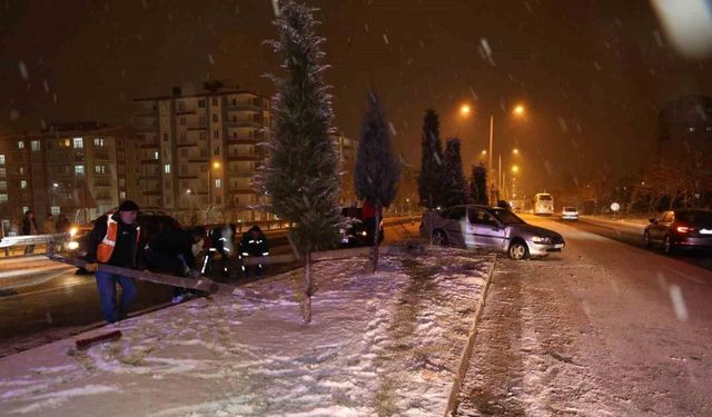 Nevşehir’de buzlanma kazaya sebep oldu, 3 araç hasar gördü