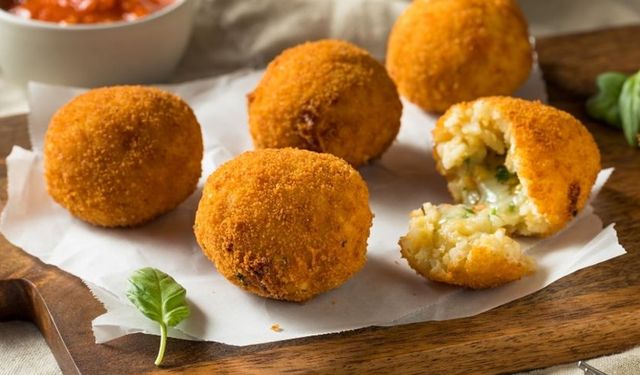 Sicilya'nın geleneksel lezzeti: Misafirlerinizi mest edecek Arancini topları tarifi