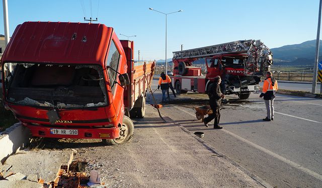Osmancık'ta feci kaza! İtfaiye aracı park halindeki kamyonete çarptı: Yaralılar var