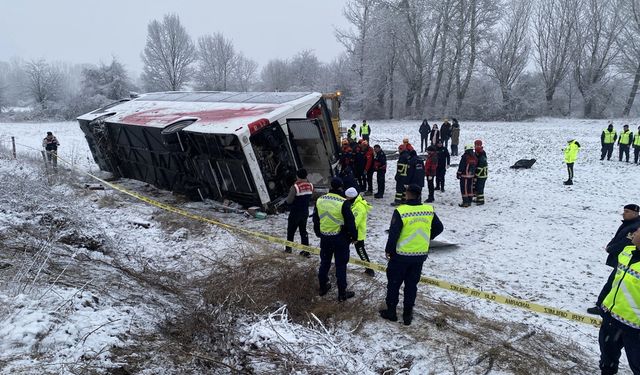 Kastamonu'da yolcu otobüsü devrildi: Çok sayıda ölü ve yaralı var!