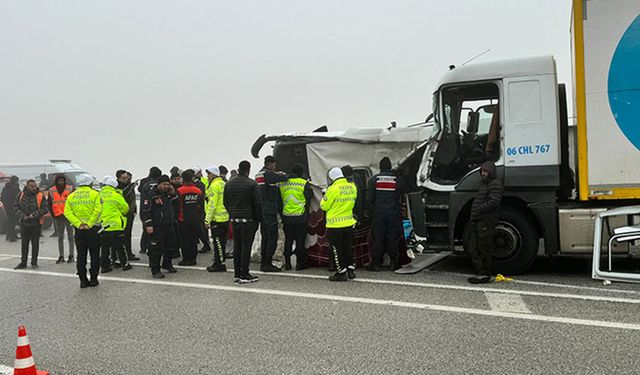 Malatya-Kayseri karayolunda yolcu otobüsü ile kamyon çarpıştı: 4 ölü, 36 yaralı