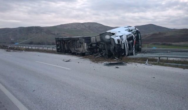 Akaryakıt yüklü tanker devrildi, Çorum-Ankara karayolu felç oldu!