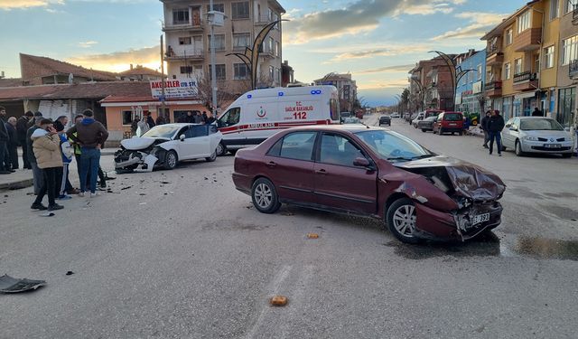 Alaca'da feci kaza: İki otomobil çarpıştı, yaralılar var!