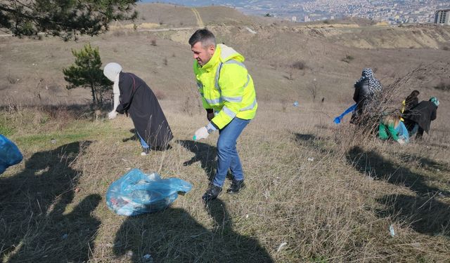 AK Parti Karabük Belediye Başkan adayı Çetinkaya, partililerle çevre temizliği yaptı