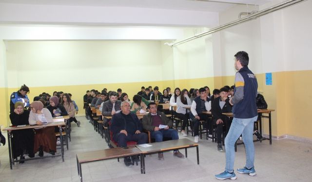 Amasya'da polis, öğrencileri internet güvenliği konusunda bilgilendirdi