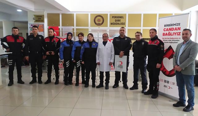 Amasya'da polisten Türk Kızılaya kan bağışı desteği