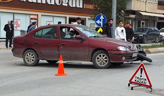 Bafra'da otomobil ile motosikletin çarpıştığı kazada 1 kişi yaralandı