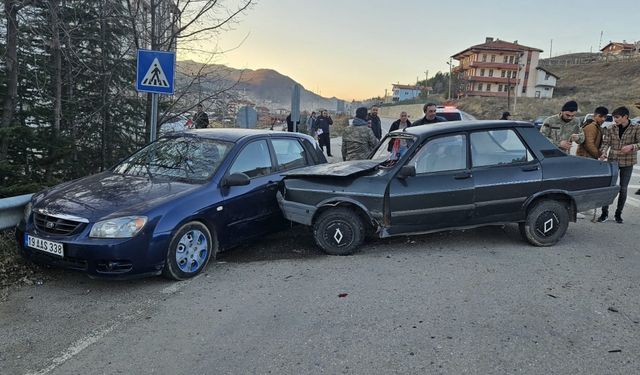 Çorum'da 2 otomobilin çarpıştığı kazada 3 kişi yaralandı