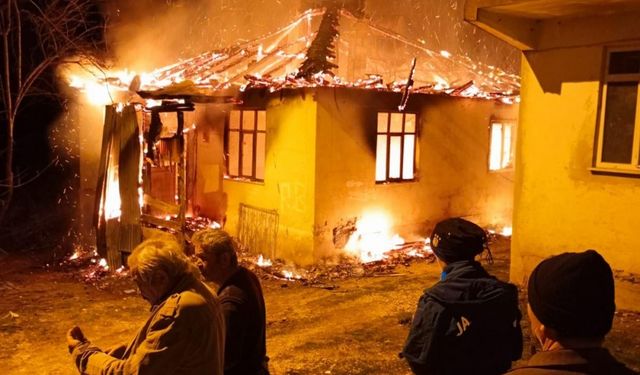 Düzce'de çıkan yangında 2 katlı ev kullanılamaz hale geldi