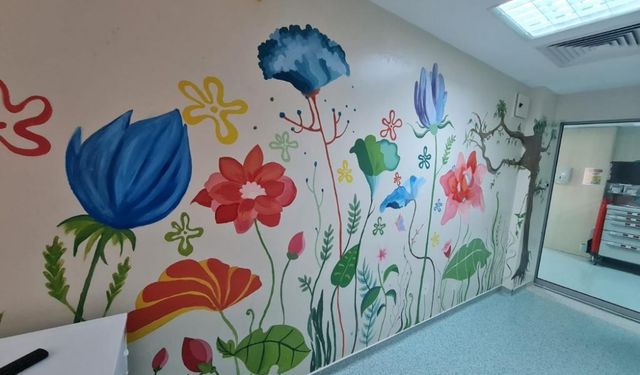 Hemşireler kök hücre nakli bekleyen çocuklar için hastane koridorunu boyayarak renklendirdi