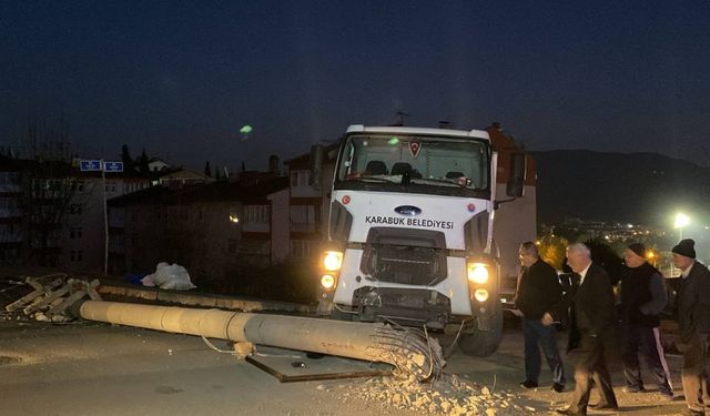 Karabük'te çöp kamyonun çarptığı beton elektrik direği devrildi