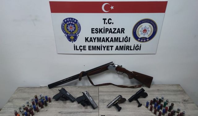 Karabük'te evinde ruhsatsız silahlar bulunan kişi gözaltına alındı