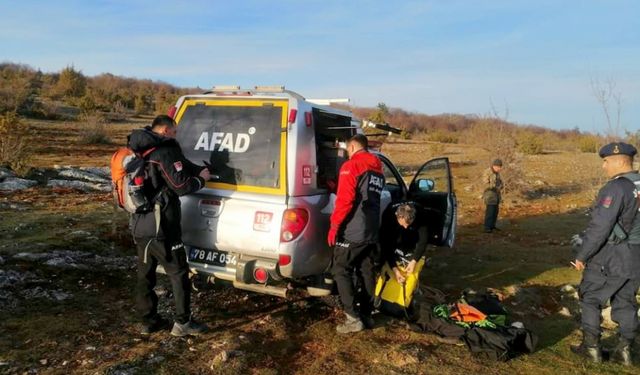 Karabük'te kayalıklarda mahsur kalan köpeği AFAD kurtardı