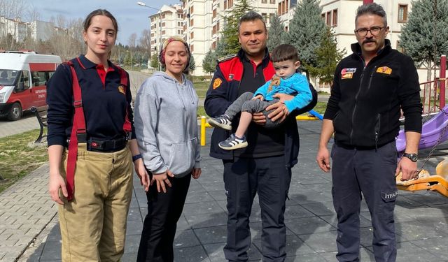Karabük'te parkta bacağı spor aletine sıkışan çocuğu itfaiye kurtardı