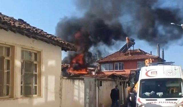 Merzifon'da bir evin çatısında çıkan yangın söndürüldü