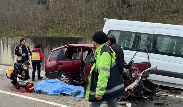 Ordu'da otomobil ile minibüsün çarpıştığı kazada 2 kişi öldü, 1 kişi yaralandı