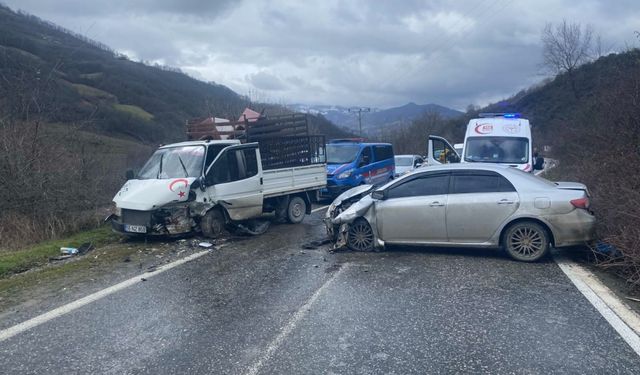 Samsun'da kamyonet ile otomobilin çarpıştığı kazada 4 kişi yaralandı